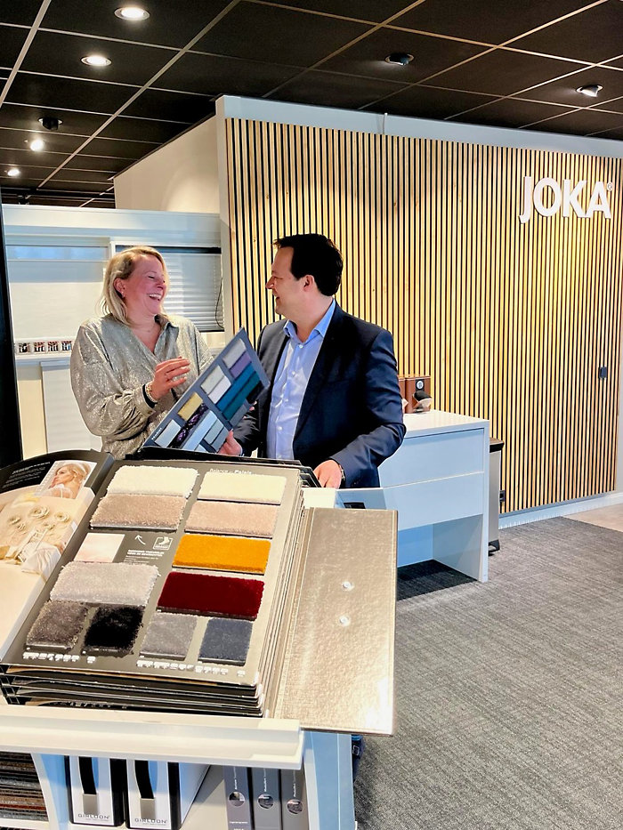 Charon ten Vergert vestigingsmanager Hengelo en Frank ter Beke nemen de collectie door in de hoofdvestiging in Hengelo