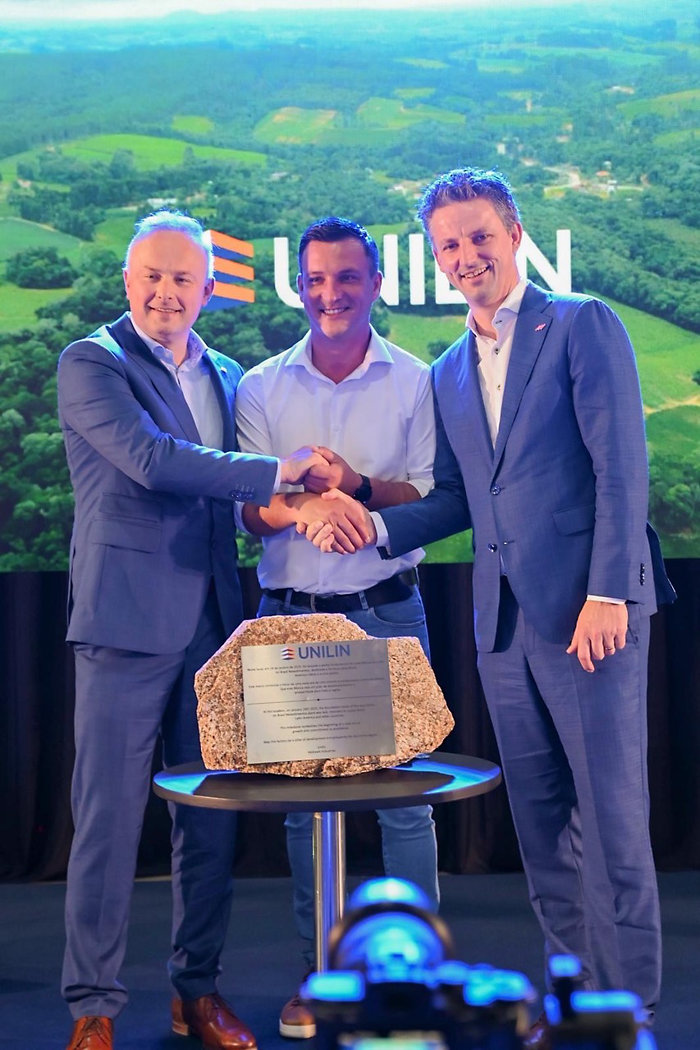 Herwig Bernaert General Manager Laminate Maicon Grosskopf burgemeester van Piên en Ruben Desmet President Unilin Flooring schudden de handjpg