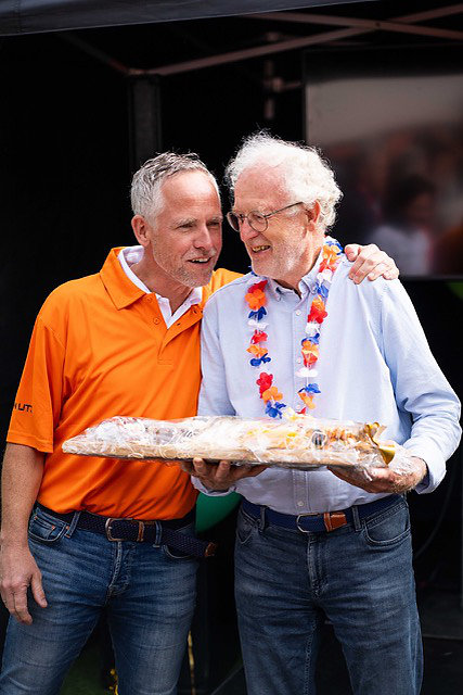 Gerben Bouwmeester Directeur Uzin Utz Nederland zet Hans Jaap Feenstra grondlegger van de relatiedag en oud collega in het zonnetje