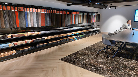 De ruimtelijk opgezette showroom van Hamat