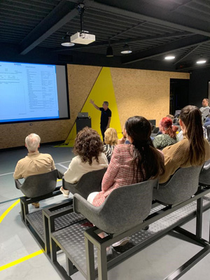 Aandachtig volgen de cursisten