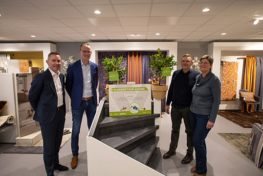 Algemeen directeur Klaas Bakker foto vloerretour award Huitema verkleind