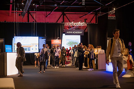 De bezoekers toonden veel belangstelling voor de themas en randgebeuren op de beursjpg