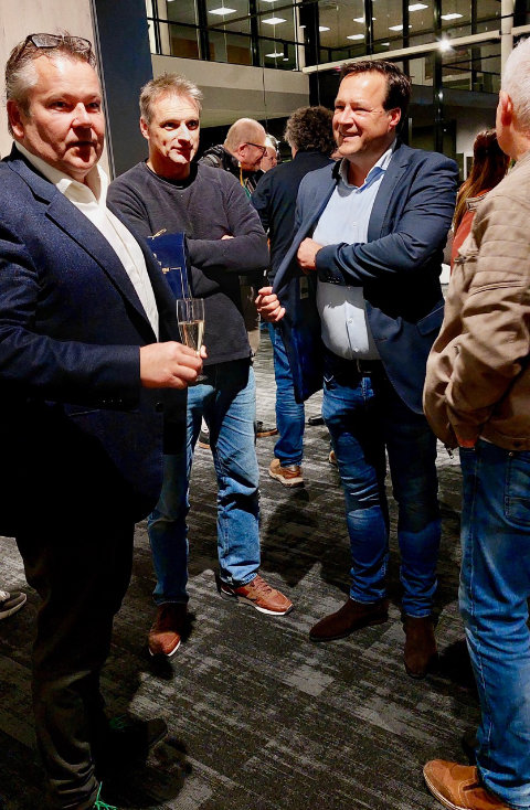 Bart Nietsch met bril Rinos feliciteert Frank ter Beke