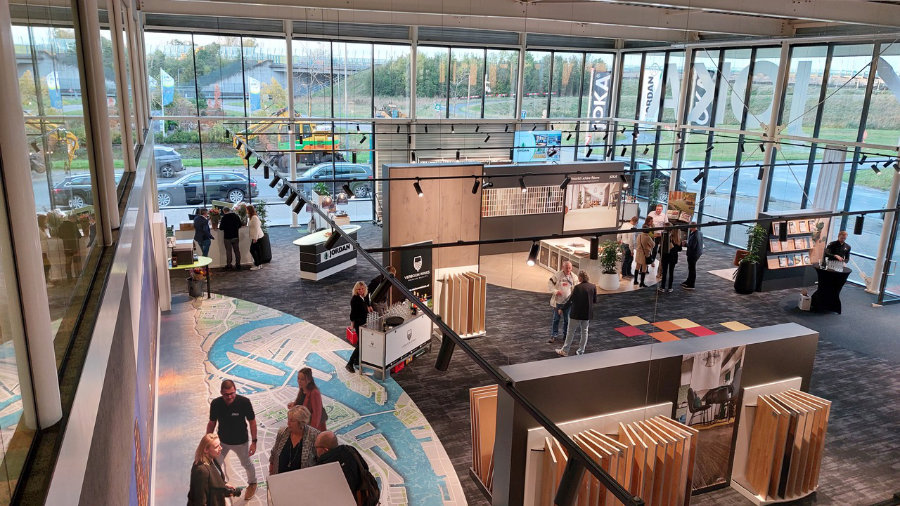 De showroom biedt een uitnodigend ruimtelijk overzicht van het JOKA assortiment