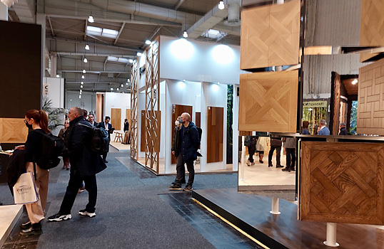 Bezoekers struinden Domotex 2023