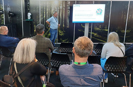 Benno Broen informeert over parket en vloerverwarming