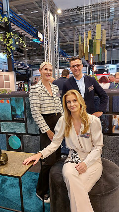 Denise en Jeanine Nekeman met nieuwe Product Manager Jacco Doorn op de stand van Interfloor