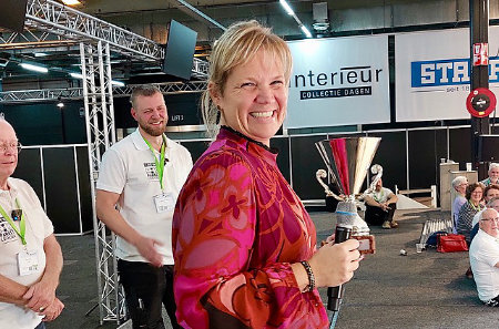 Een totaal verraste Lisa Klaassen neemt de Walter Esch bokaal in ontvangst voor haar initiati ef Vrouwen in het Parket