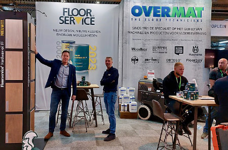 Veel belangstelling voor de nieuwe Hardwax oil FF bij Overmat met links Jeroen van Oversteeg