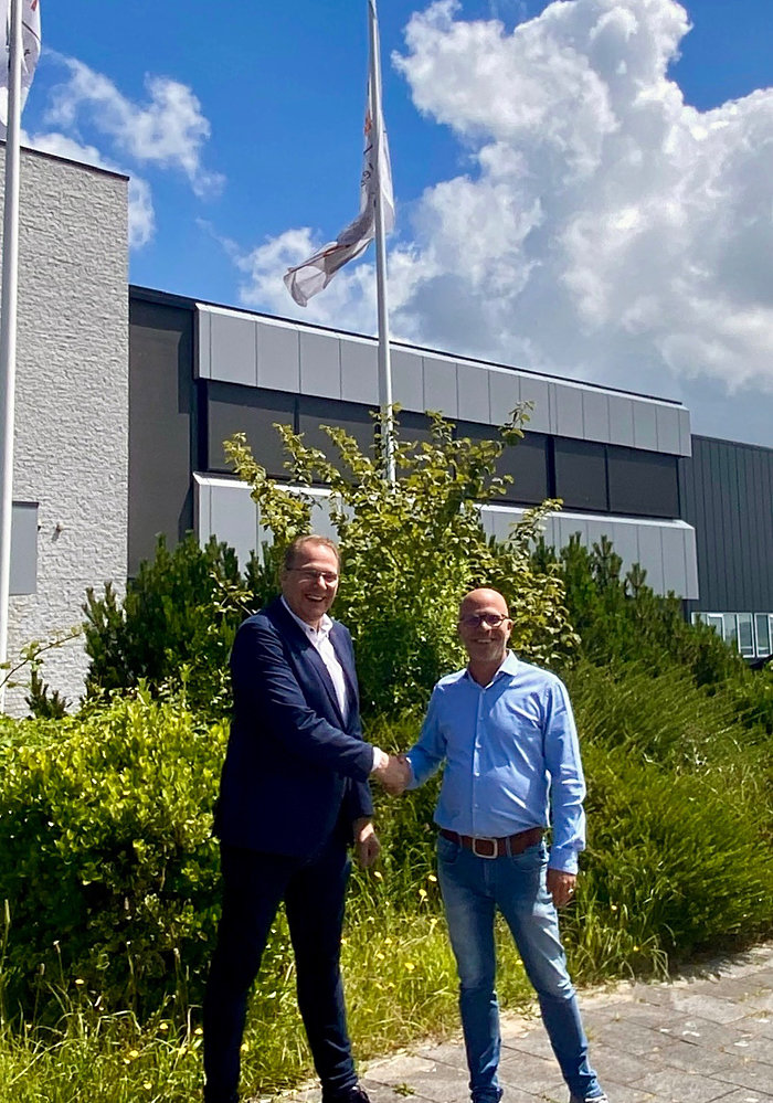 Ad Postma Managing Director Benelux France Amorim links en Marc Dubbeldam General Manager Dersimo beklinken de samenwerking