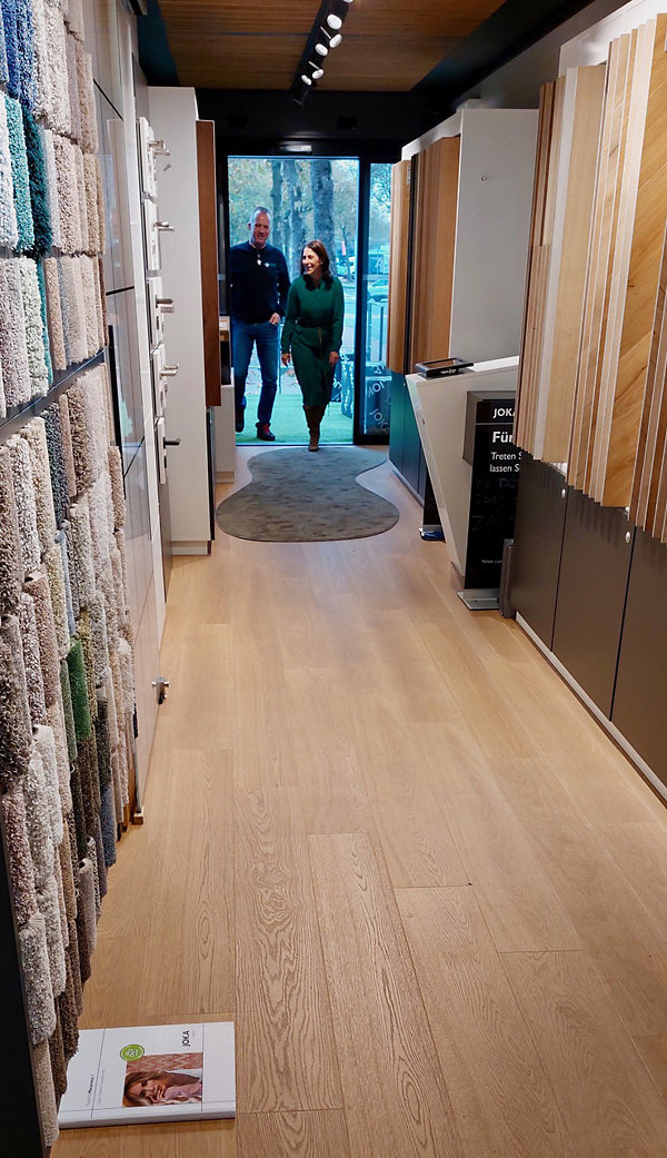 Anita van Baardwijk vestigingsmanager Eindhoven geeft een rondleiding door de Joka Roadstore