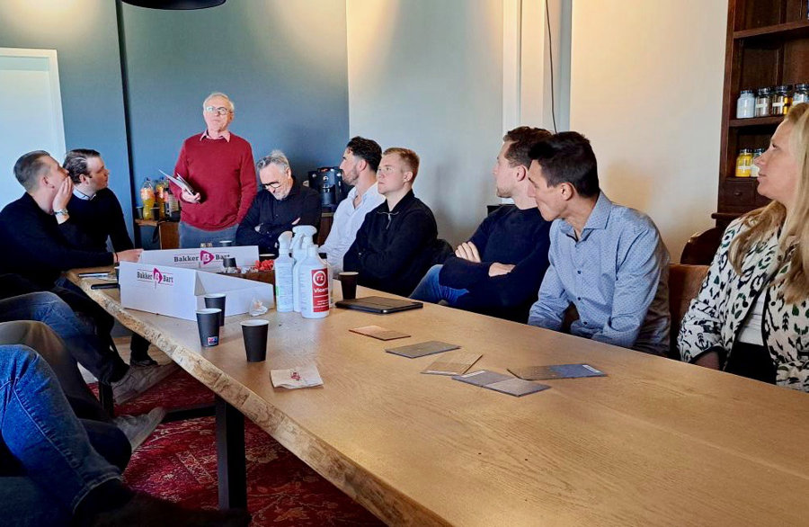 BVP voorzitter Lieuwe Steendam 3e van links heet iedereen van harte welkom en dankt Cees van Gelder 4e van links voor het hartelijke ontvangstjpg