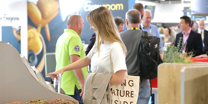 Bezoekers kregen de kans om talloze vloerstalen te bekijken met een breed spectrum aan kleuren texturen materialen en ontwerpenjpg