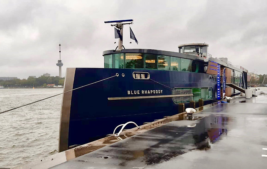 De Blue Rhapsody aangemeerd bij Hotel New York in Rotterdamjpg