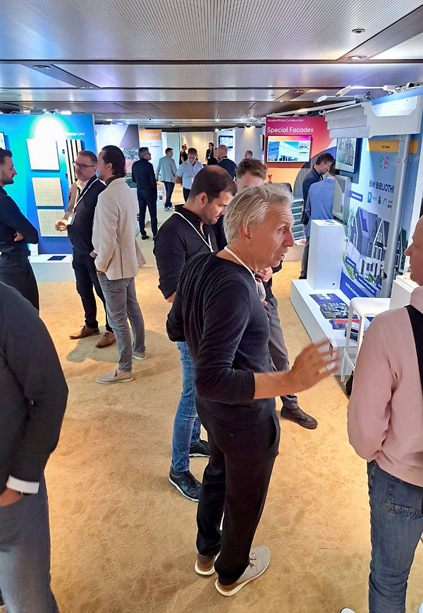 De gehele dag was er een constan te stroom van zeer geïnteresseerde architecten projectontwikkela ars en andere bouwbeslissers