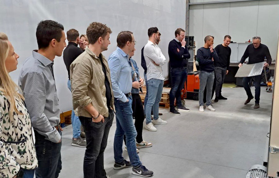 De leden van het Jongerenplatform luisteren geboeid naar de energieke uitleg van Cees van Gelder rechtsjpg