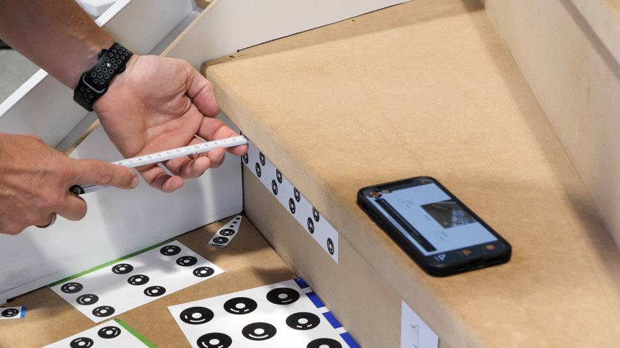 Door gebruik te maken van een set markers en een smartphone kan een trap met een nauwkeurigheid van minder dan 1 millimeter worden ingemeten