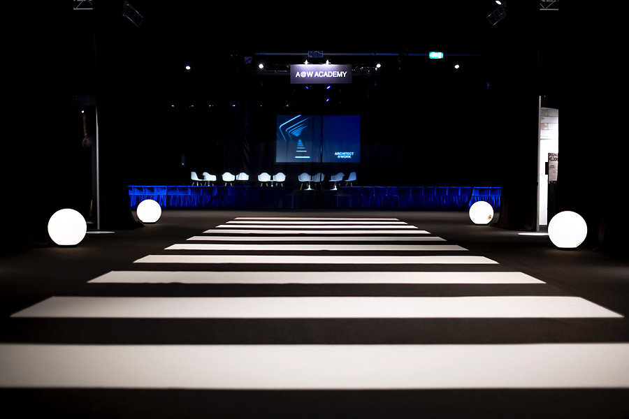 Een aangepaste scenografie en een nieuwe opstelling