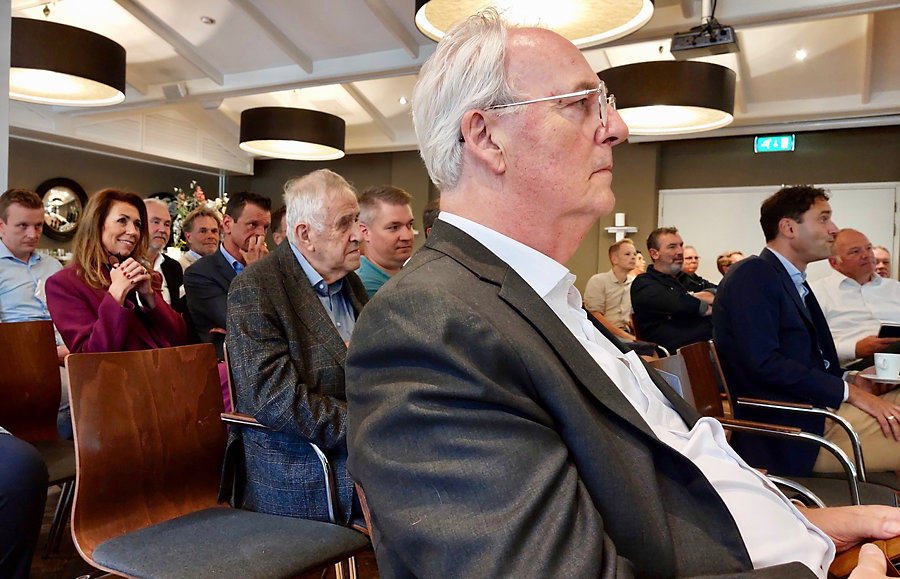 Geïnspireerd luisteren de aanwezigen naar het betoog van Thomas Rau