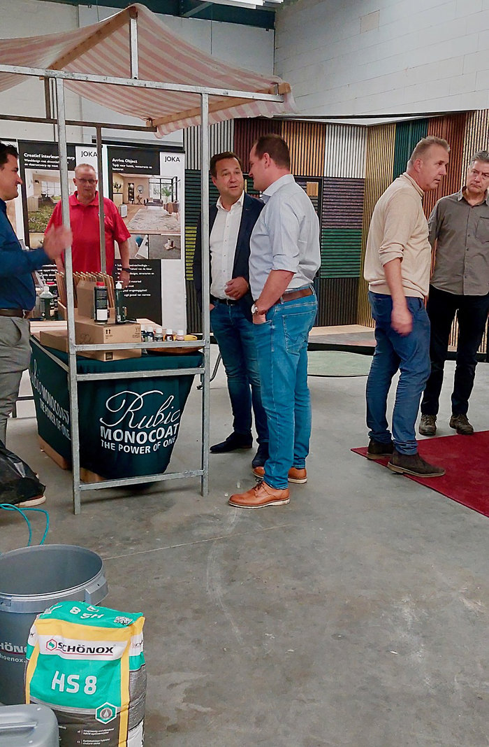 Goede sfeer bij de productpresentaties met derde van links Frank ter Beke directeur Joka Nederland