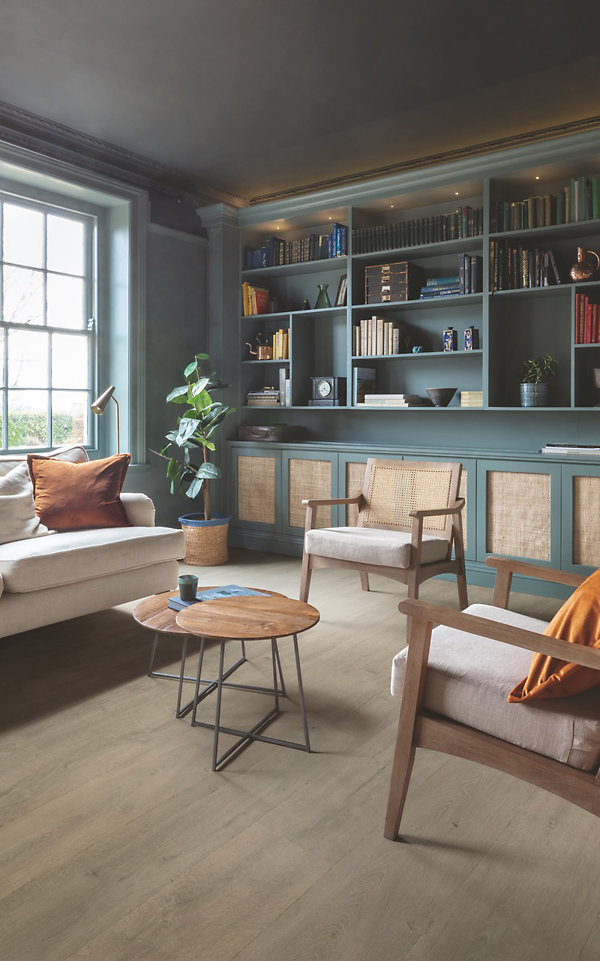 Grote vloertegels of planken zijn ideaal om de openheid van ruime kamers te accentueren volgens Anastasiia Kudushova