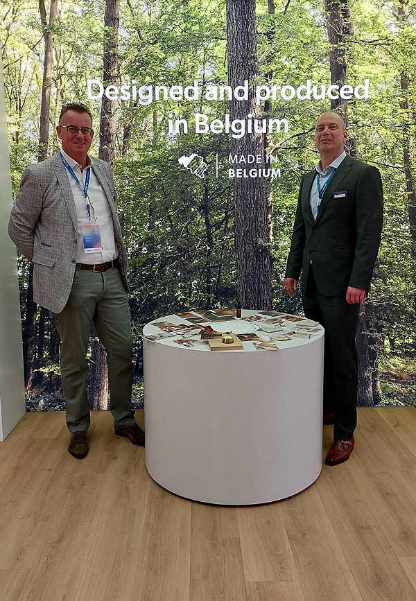 Richard Lensen links en Dennis de Visser verwachten veel van de nieuwe producten van Unilin