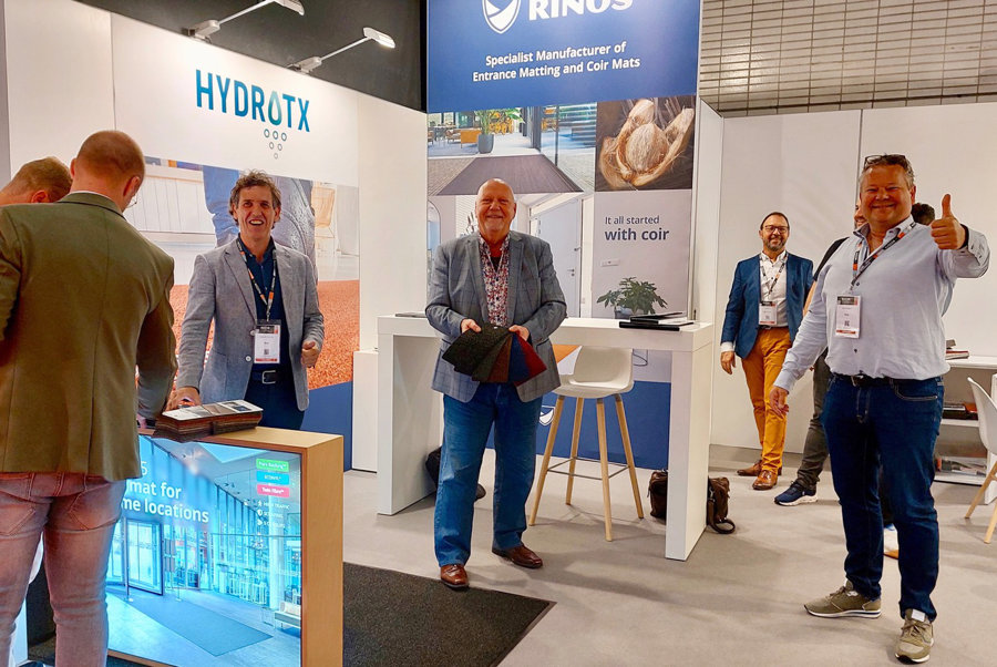 Team Rinos in positieve stemming met in het midden Peter Kuipers en de duim van Bart Nietsch rechts