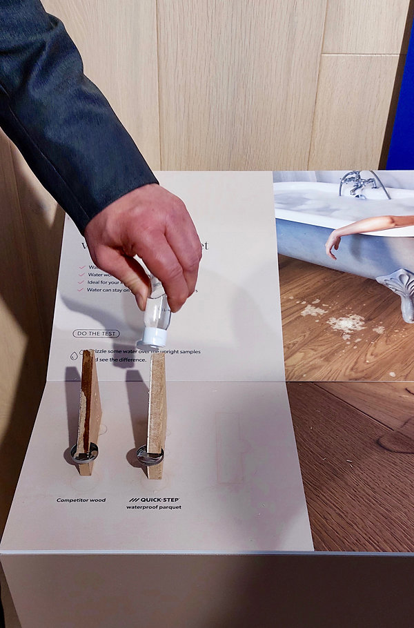 Unilin demonstreert en vergelijkt zijn waterproof parquet