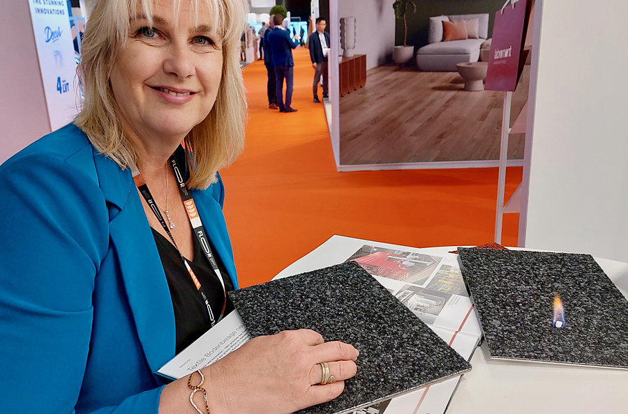 Yvonne Brok demonstreert met succes de geïntegreerde bluslaag bij Fabromont met aang estoken bbq aanmaakblokje