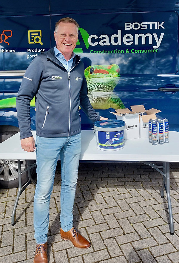 Fedde Trinks presenteerde namens Bostik een nieuwe plintenlijm en lvt lijm