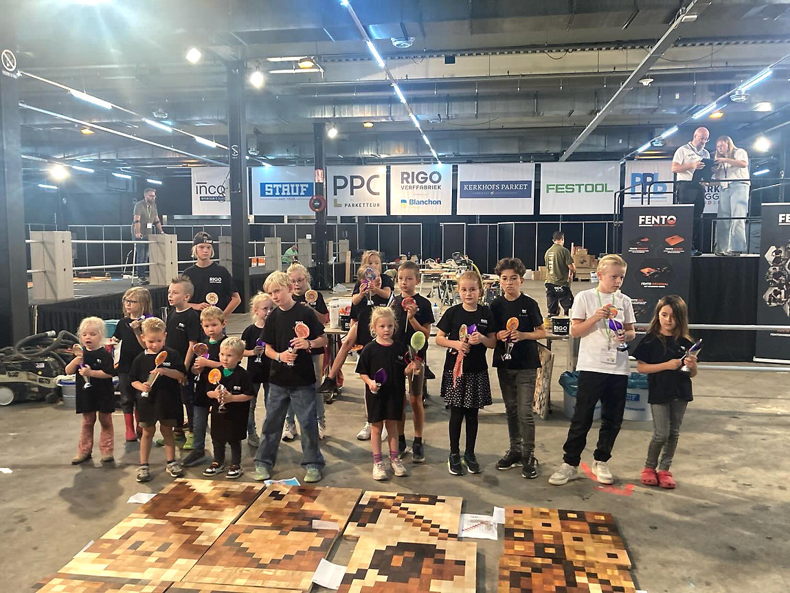 Het Nederlands Kampioenschap Parketleggen voor Kinderen was een groot succes met achttien enthousiaste deelnemertjes