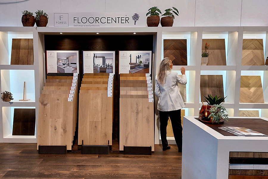 Nieuwkomer Floorcenter uit Lelystad toont red blue en orange label