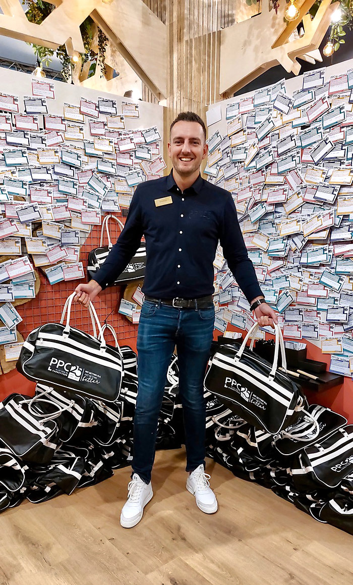 25 Jaar PPC werd volop gevierd op de goedbezochte beursstand en commercieel directeur Kevin Kroon deelde hoogstpersoonlijk de felbegeerde PPC Goody bags uitjpg