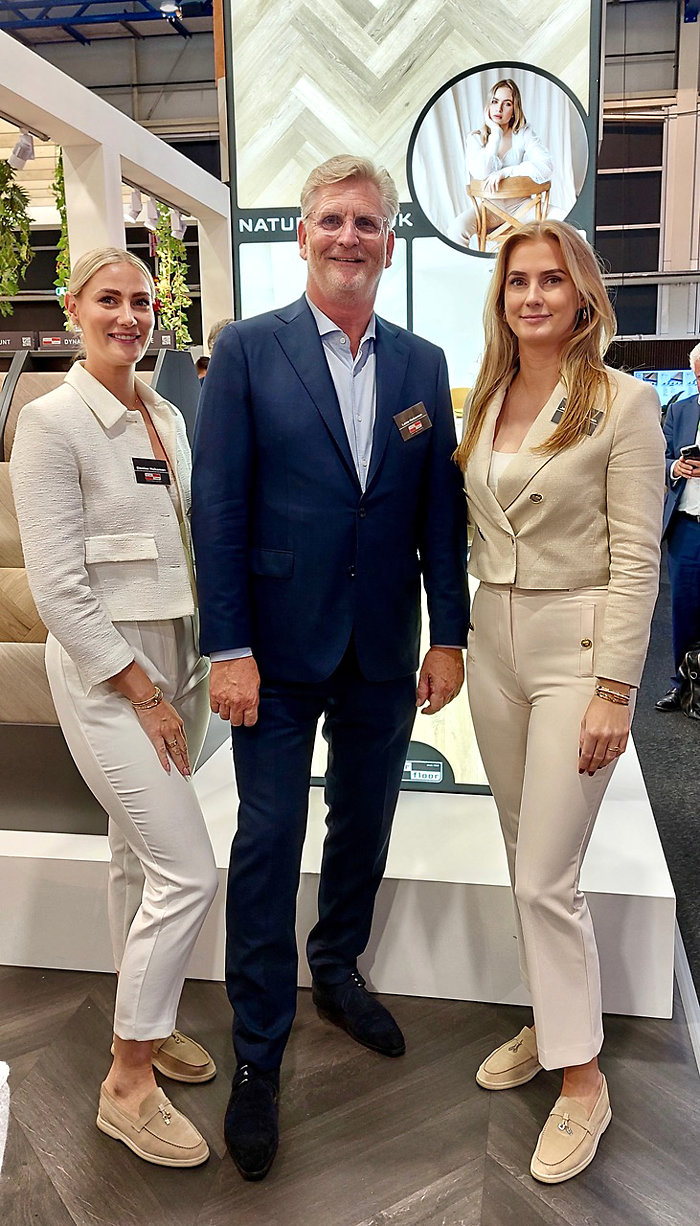 Veel volk op de stand van Interfloor waar Lens Nekeman met zijn dochters Denise links en Jeanine vele relaties te woord stond