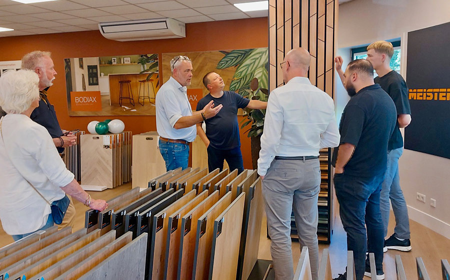 Algemeen Directeur Jasper Ringelberg derde van links toont de vernieuwde showroom aan het bezoek en legt uit