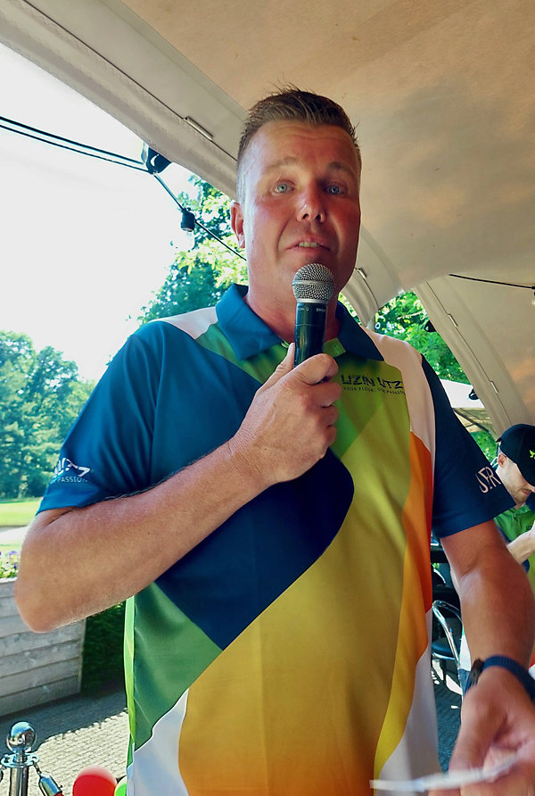 Commercieel manager Jeroen Strecker kondigt de winnaars van de golfwedstrijd aan