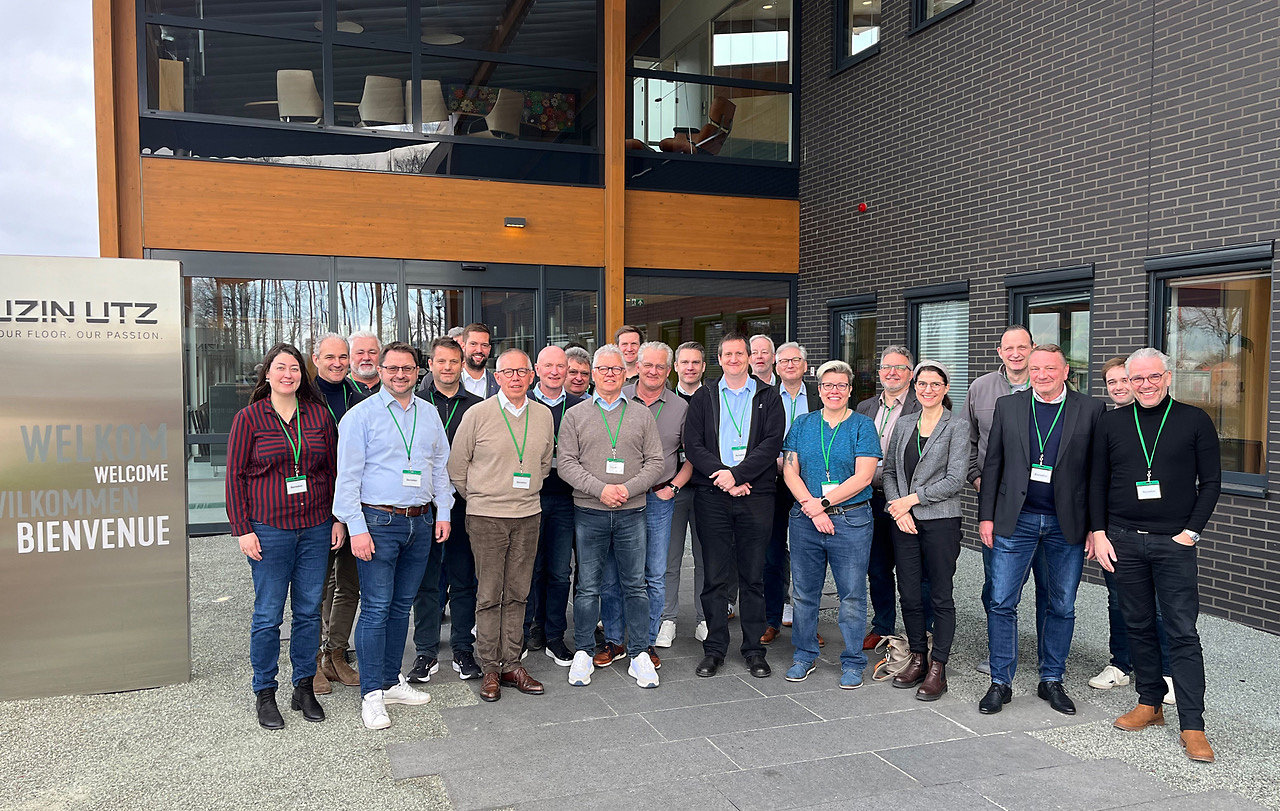 De FEB deelnemers voor het gebouw van UZIN Haaksbergen
