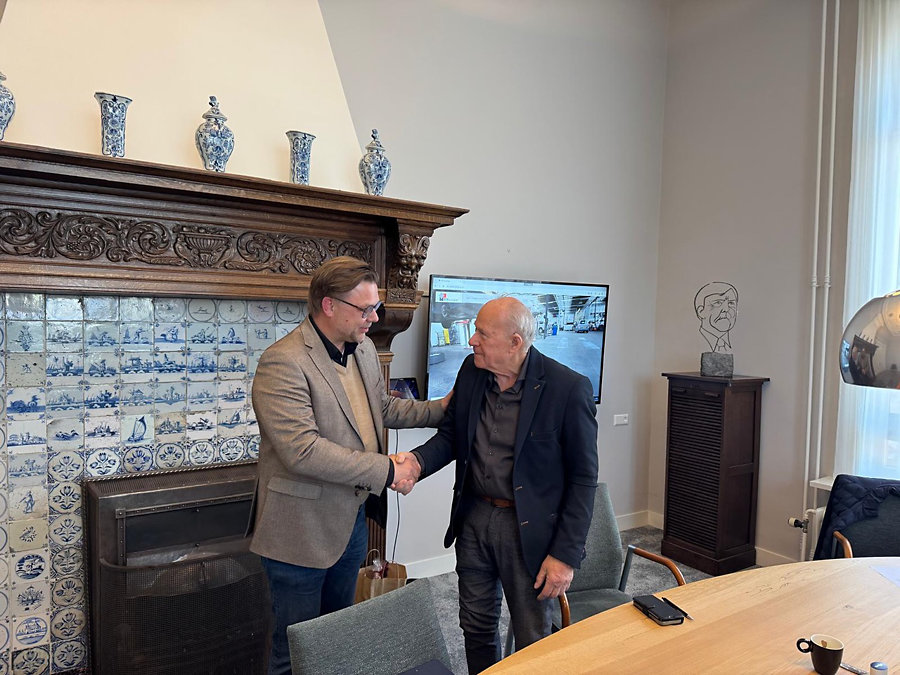 De overdracht wordt met een ferme handdruk beklonken