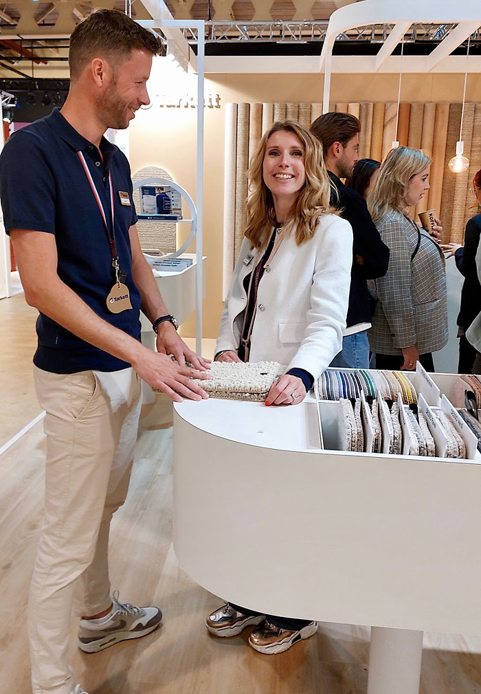 Duurzaamheid zit in onze genen vertelt Tamara Dijkshoorn met links collega Joep Kolk bij Tarkett