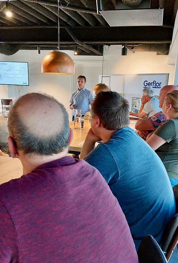 Hans van de Ree van Gerflor beantwoordt vragen vanuit de zaal