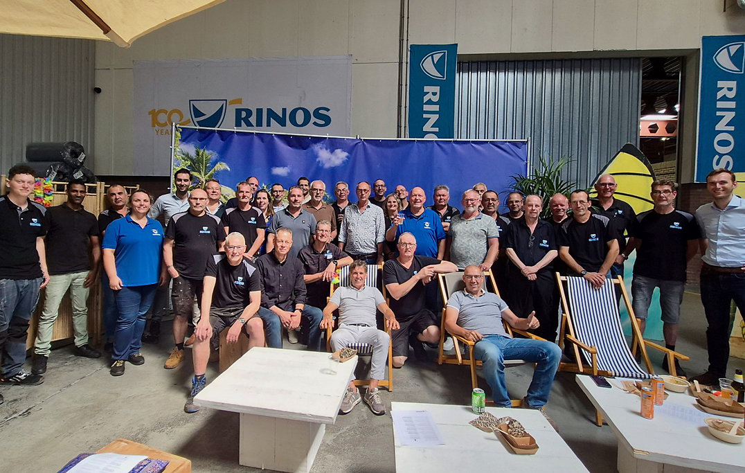 Medewerkers van Rinos nemen afscheid van Peter Kuipers die op de foto in het midden het glas heft. Medewerkers van Rinos nemen afscheid van Peter Kuipers die op de foto in het midden het glas heft
