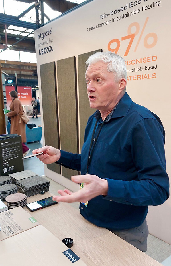 Paul Beeren bemant de stand van Ntgrate powered by LEOXXjpg