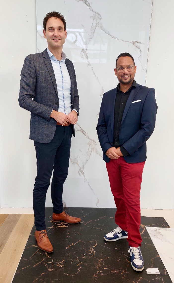 Roland de Bruin links en Luuk Peters laten zien hoe de Creation prachtig aansluit op de Revela wandbekleding