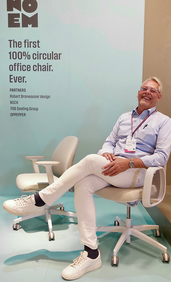 Erik Kramers presenteert met NO EM vol trots de duurzame bureaustoel.