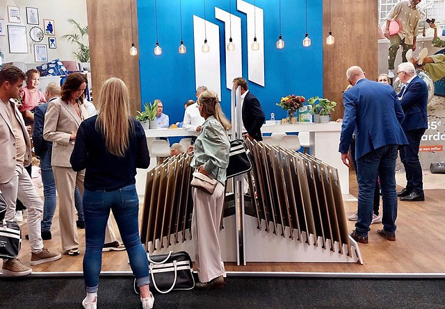 Veel belangstelling tijdens de laatste vakbeurs InCoDa in Gorinchem voor het jubilerende mflor met geheel rechts directeur Eef van Leusden