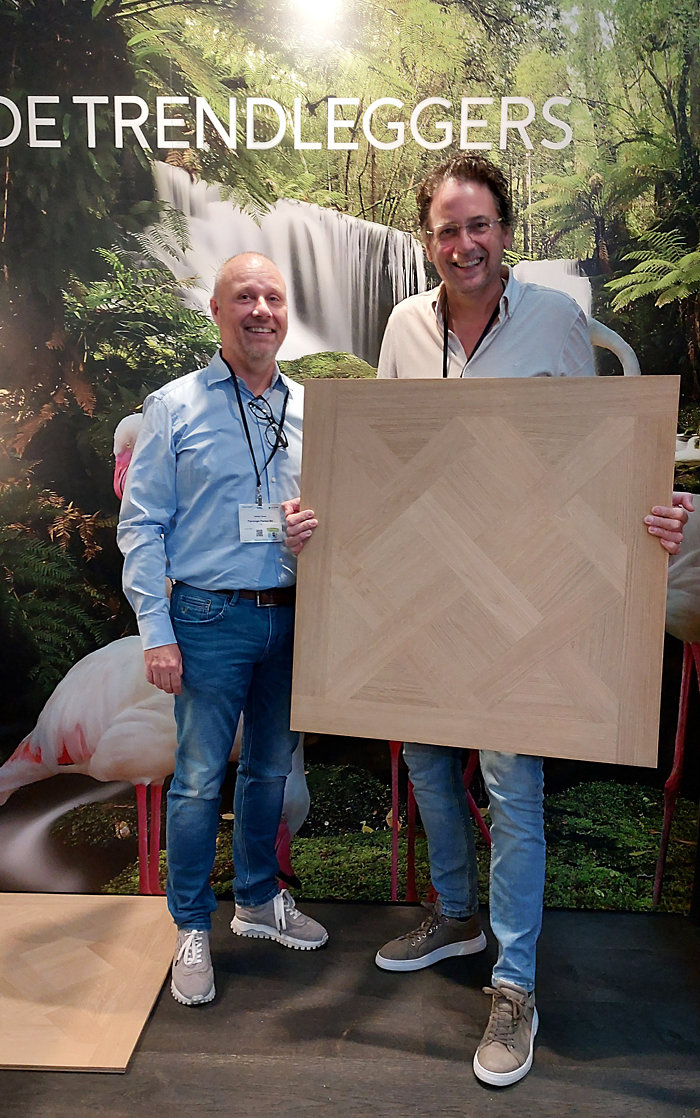 Sander Grönloh links en Dick van de Klok met de Versailles vloer bij Flamingo Parket