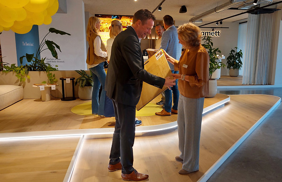 Berry Veldmans en Nele Van Cauwenberghe bespreken een vloer van Lamettjpg