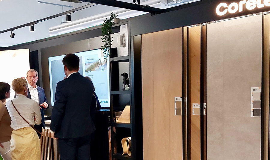 Jan Dossche CEO Coretec demonstreert het nieuwe display concept van Coretecjpg