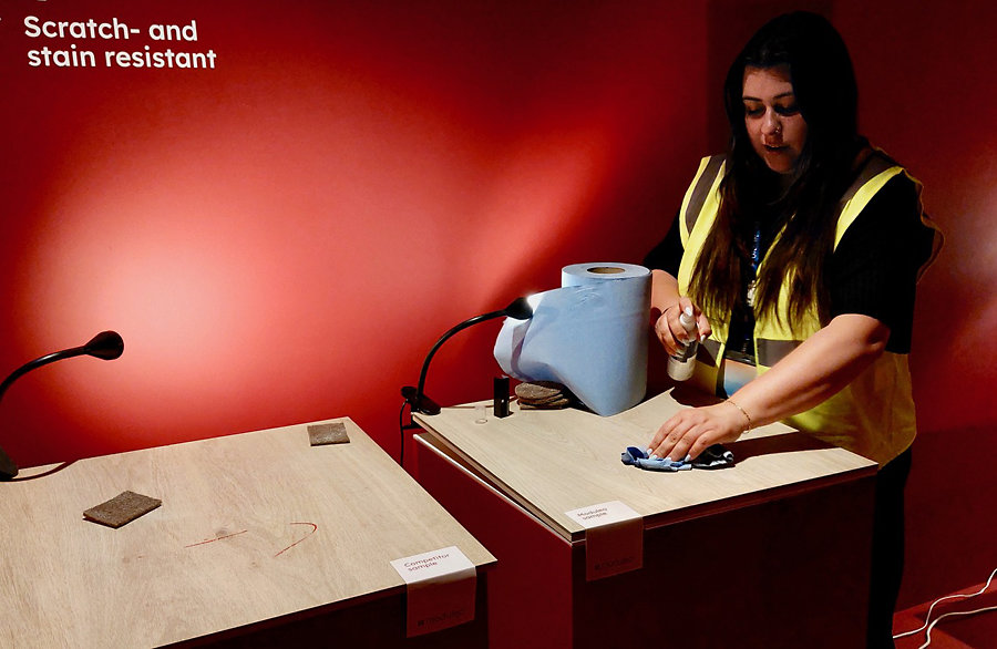 Unilins Diana Kovalenko demonstreert de kwaliteiten van Moduleo